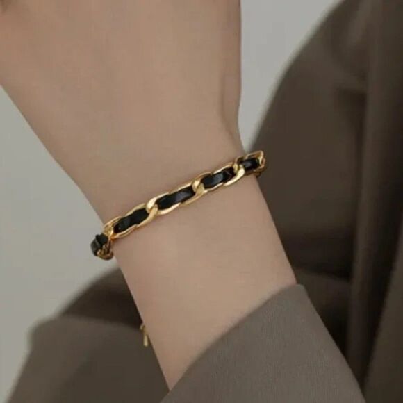 ⭐️New Gold Leather Twist Bracelet - Picture 2 of 7